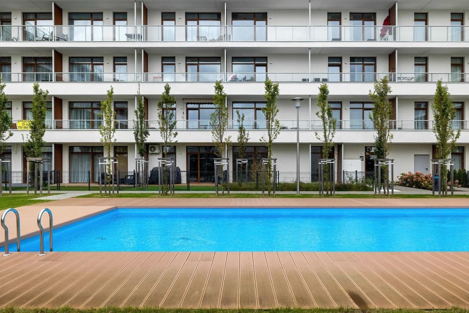 Property building, Day, Pool view, Swimming pool, sunbed