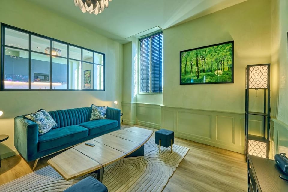 Suite Saint Martin, Les Suites du Palais, parking privé, 1 chambre, vue Place du Palais Apartment in Bourgogne-Franche-Comté