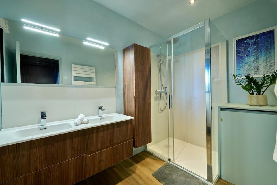 Suite Saint Martin, Les Suites du Palais, parking privé, 1 chambre, vue Place du Palais Apartment in Bourgogne-Franche-Comté
