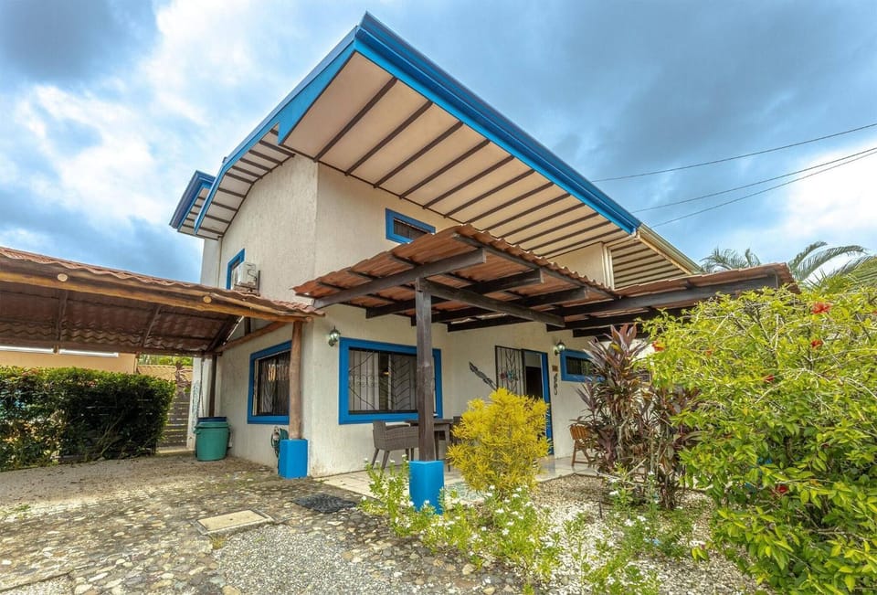 Sunset Villa, comfortable house steps from the beach House in Esterillos Este