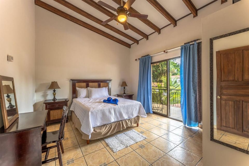 Sunset Villa, comfortable house steps from the beach House in Esterillos Este