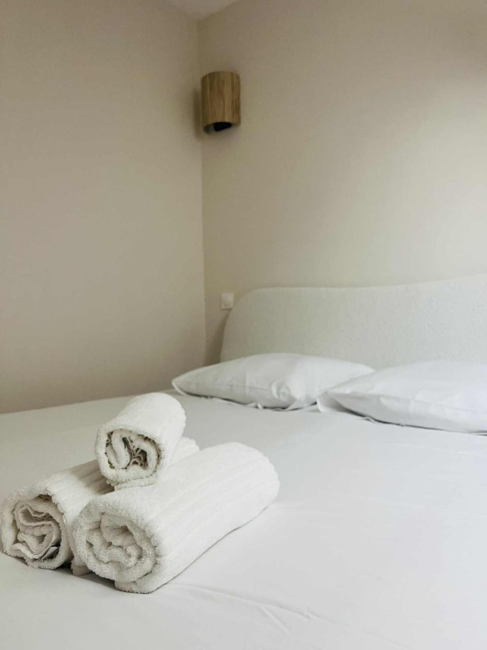 Bed, Photo of the whole room, Bedroom, towels