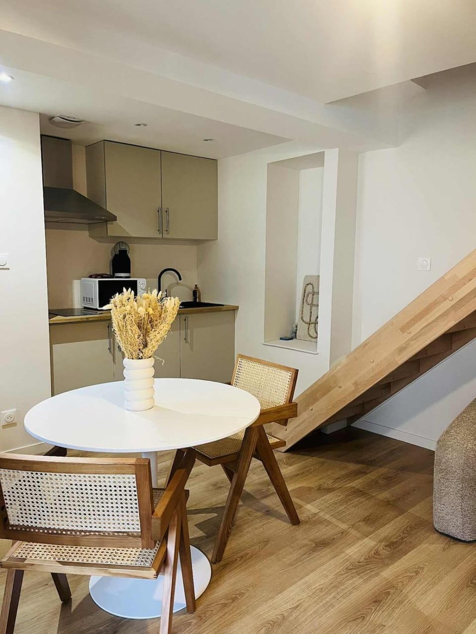 Kitchen or kitchenette, Living room, Seating area, Dining area