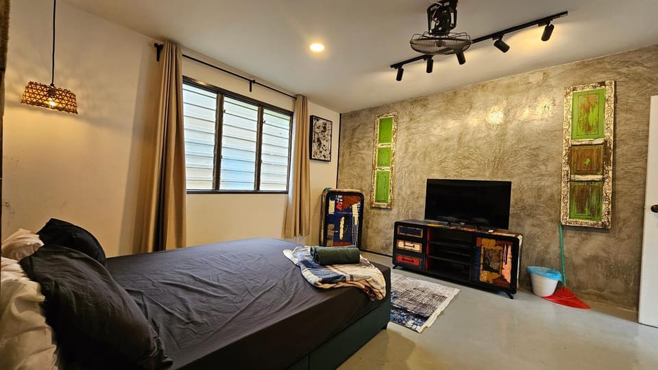 Bed, TV and multimedia, Bedroom