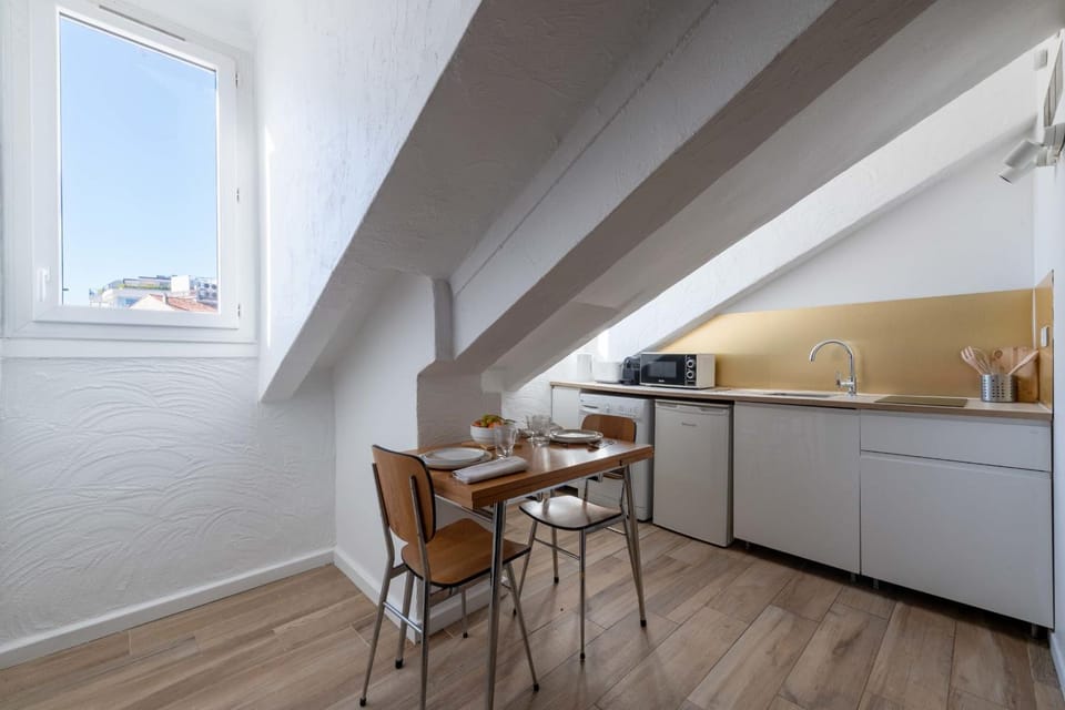 Kitchen or kitchenette, Dining area