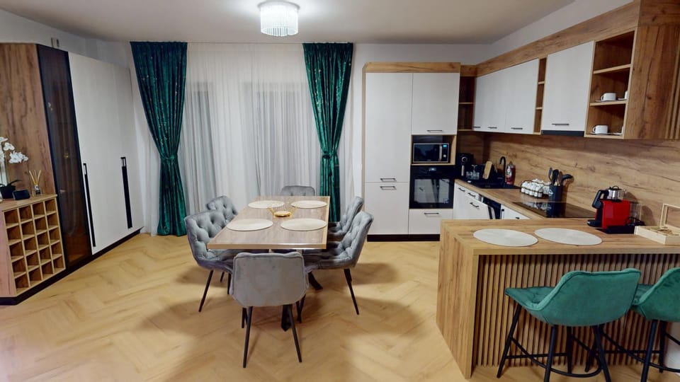Kitchen or kitchenette, Dining area