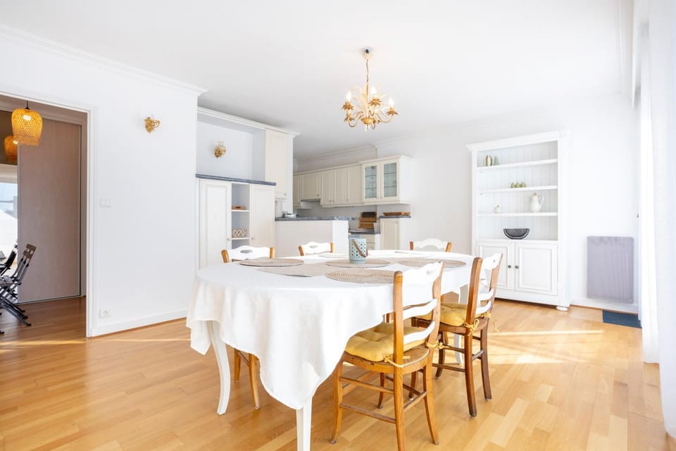 Property building, Kitchen or kitchenette, Living room