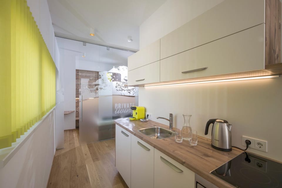 Coffee/tea facilities, Kitchen or kitchenette, stove