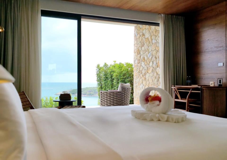 Nearby landmark, Bed, Day, Natural landscape, Summer, Balcony/Terrace, Photo of the whole room, Bedroom, On site, Sea view, Seasons, Time of day, Location, Sunrise, Sunset