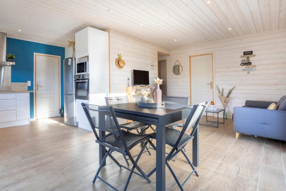 Property building, Kitchen or kitchenette, Living room
