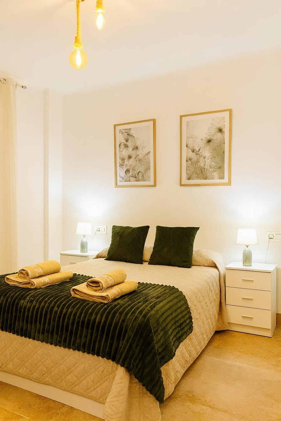 Bed, Bedroom, towels