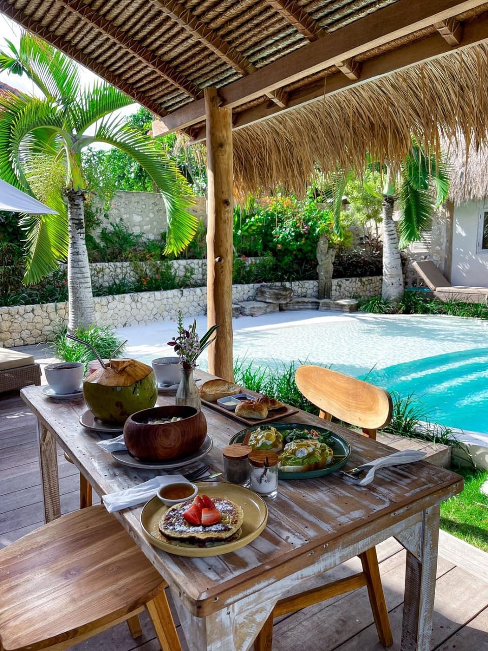 Restaurant/places to eat, Food and drinks, Swimming pool