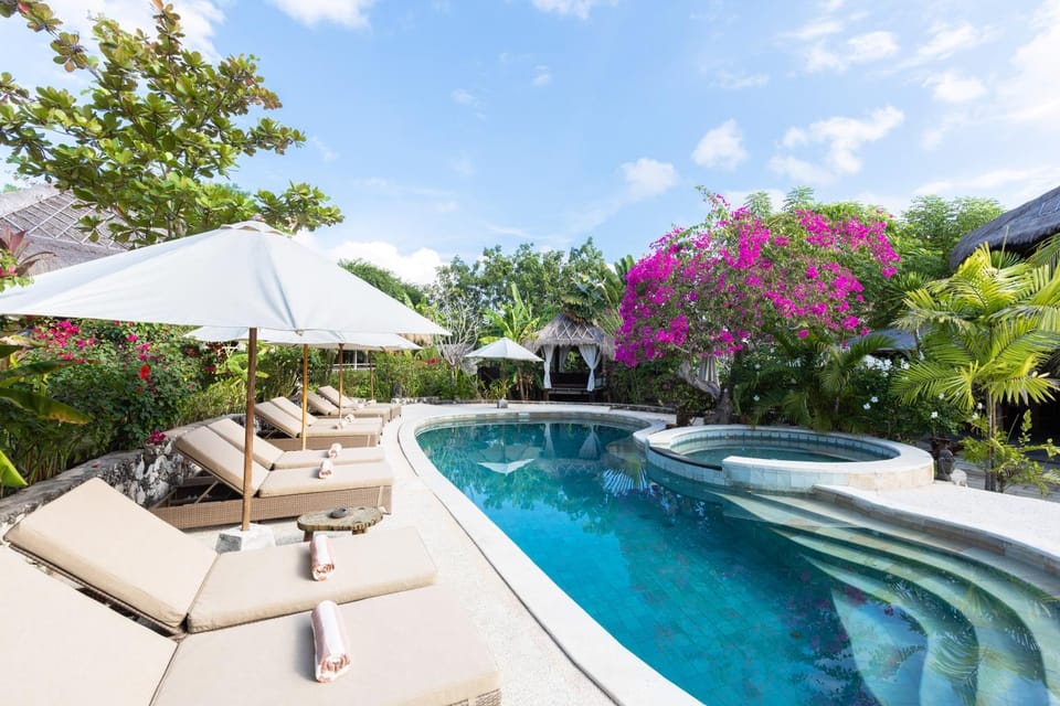 Pool view, Swimming pool, towels