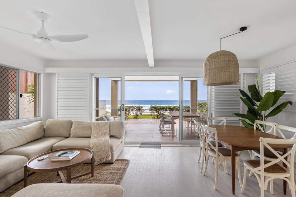 Ocean Eyes Retreat at Thirty-Nine Albatross Apartment in Mermaid Beach