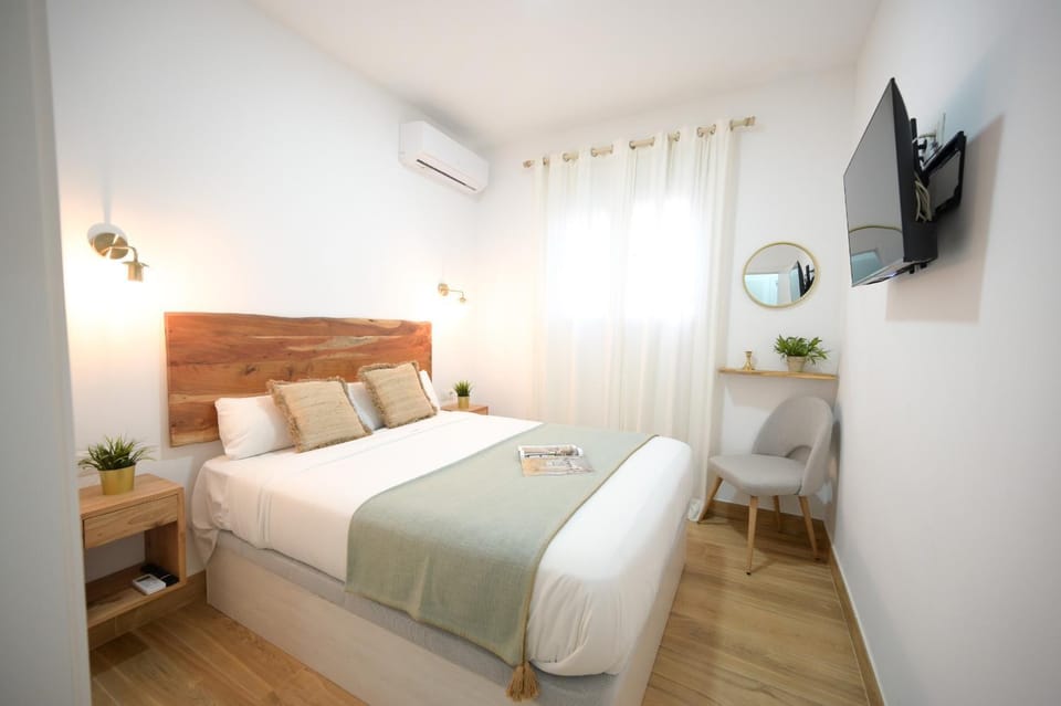 Bed, TV and multimedia, Photo of the whole room
