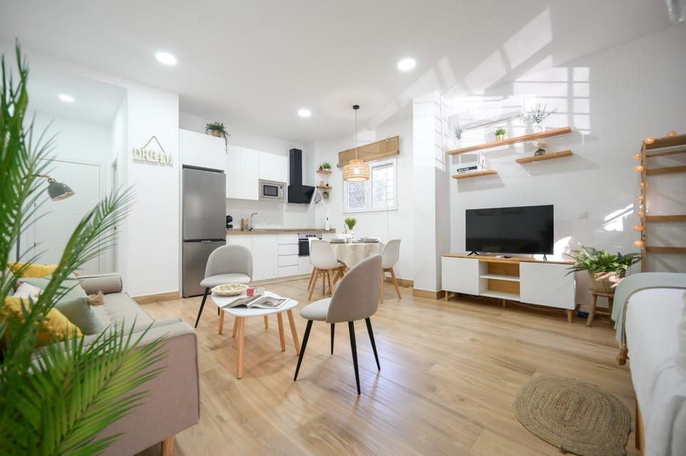 Bed, TV and multimedia, Living room