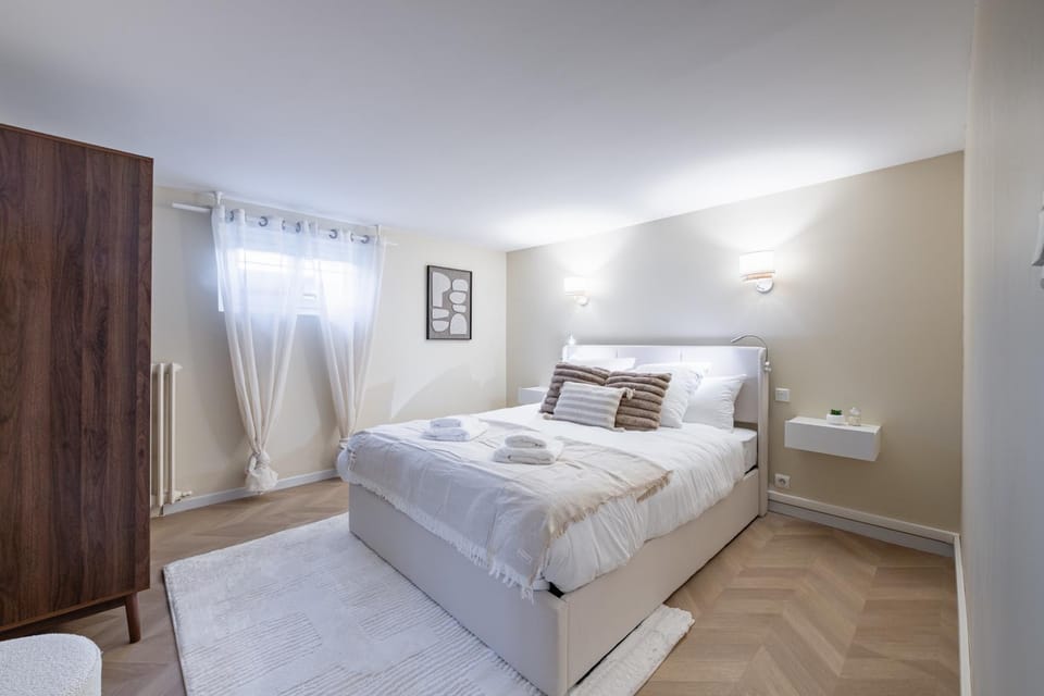 Bed, Photo of the whole room, Bedroom, towels, wardrobe