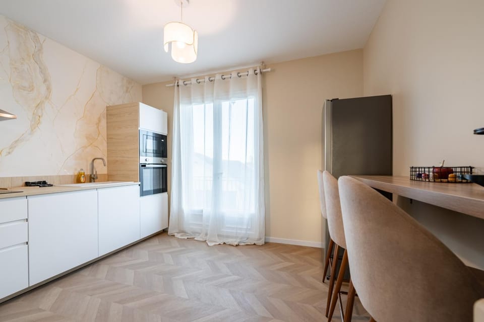 Kitchen or kitchenette, Dining area, minibar, oven, stove