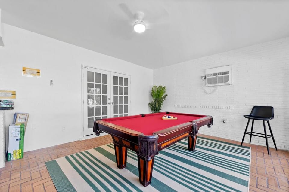 Billiard, Game Room