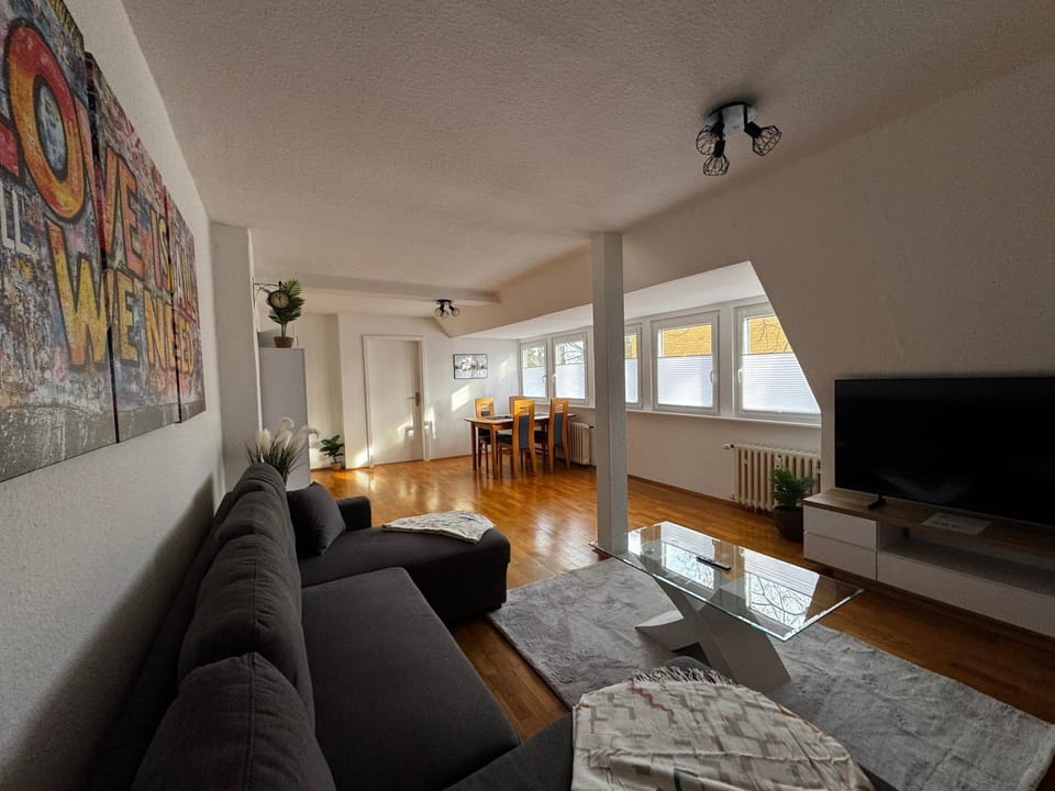 TV and multimedia, Living room, Seating area, Dining area