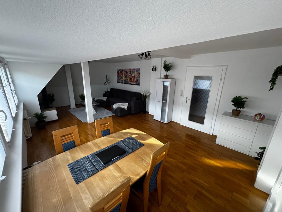 TV and multimedia, Living room, Seating area, Dining area