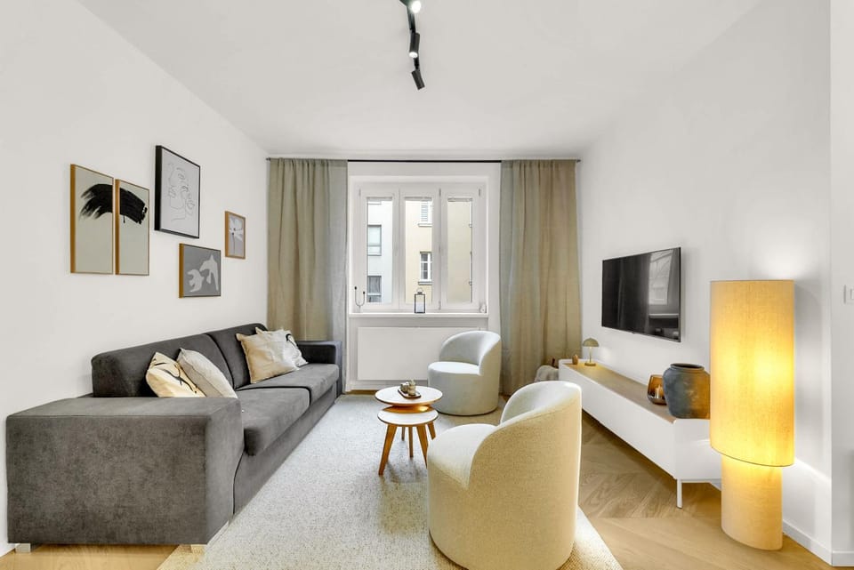 TV and multimedia, Living room, Photo of the whole room, Seating area, Evening entertainment