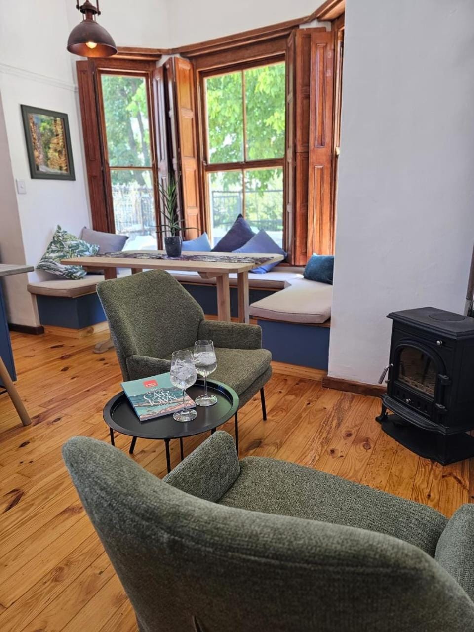 Seating area, fireplace