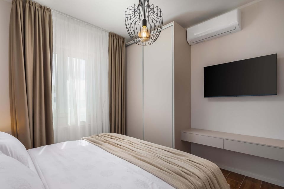 Bed, TV and multimedia, Bedroom, air conditioner