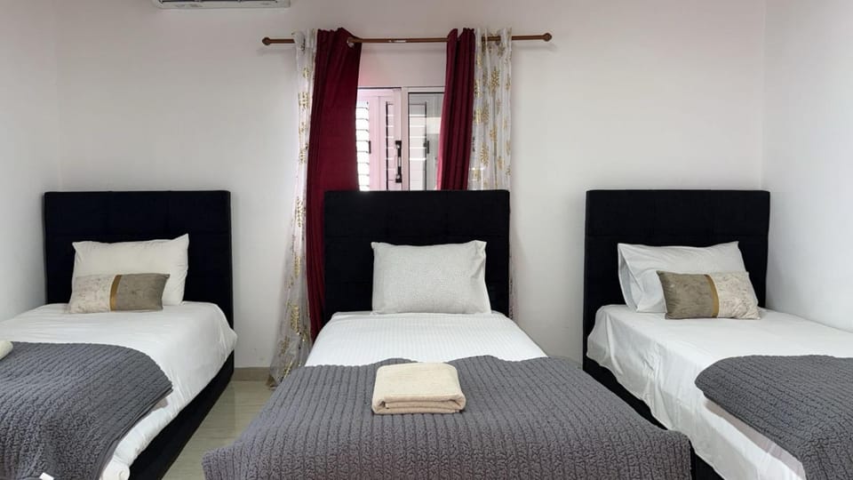 Bed, Bedroom, towels