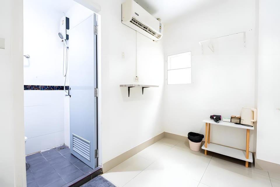 Shower, Bathroom, air conditioner