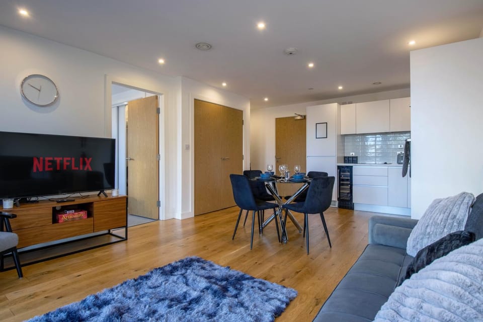 TV and multimedia, Kitchen or kitchenette, Living room, Seating area, Dining area, Entertainment, kitchen