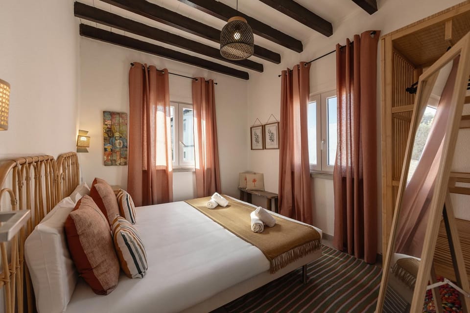 Bed, Bedroom, towels, wardrobe