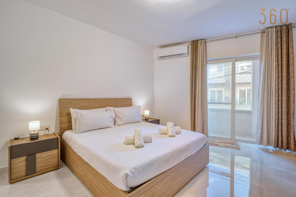 Photo of the whole room, Bedroom, towels