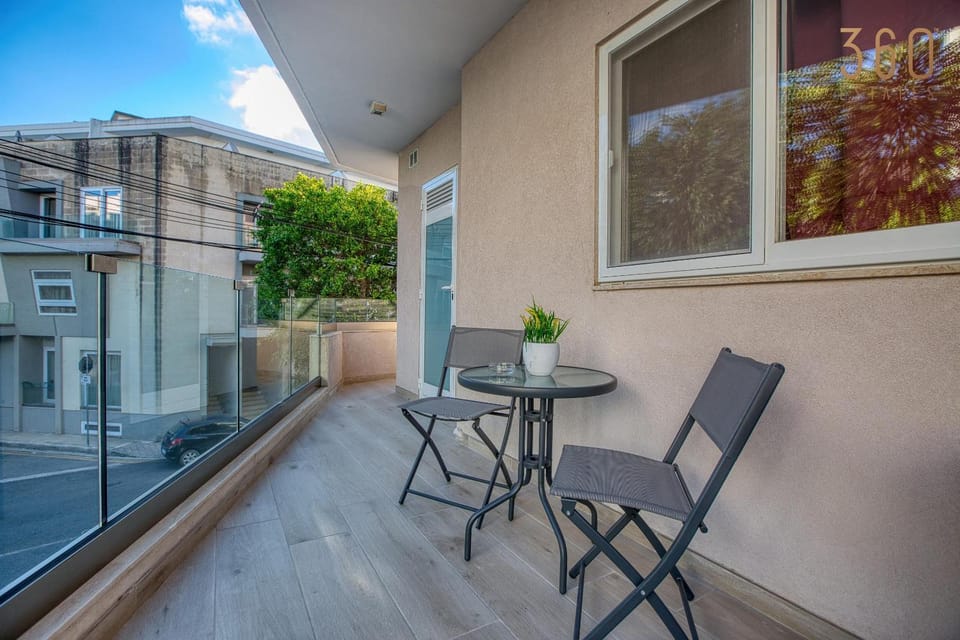 View (from property/room), Balcony/Terrace, Dining area