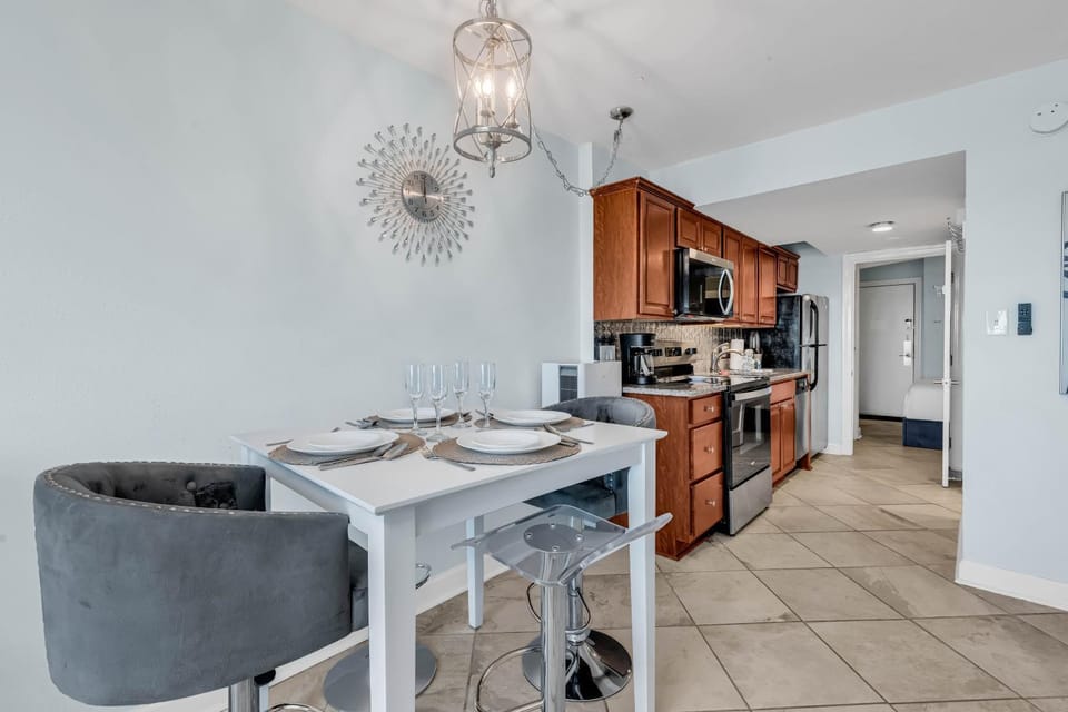 Kitchen or kitchenette, Dining area