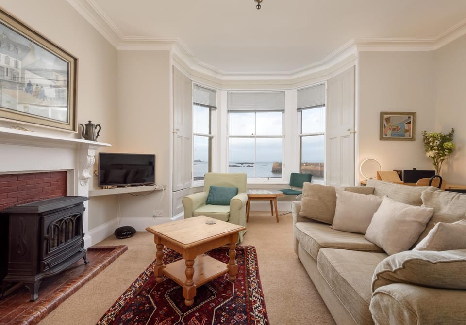 TV and multimedia, View (from property/room), Living room, Seating area, Sea view