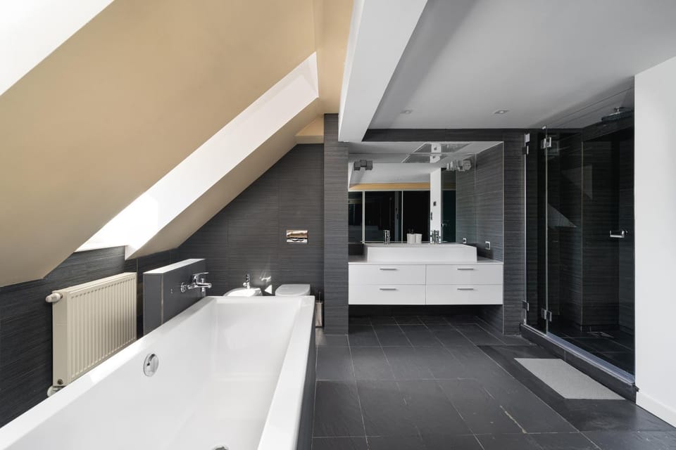 Bed, Hot Tub, Bathroom, Photo of the whole room, Bedroom, Bath, towels