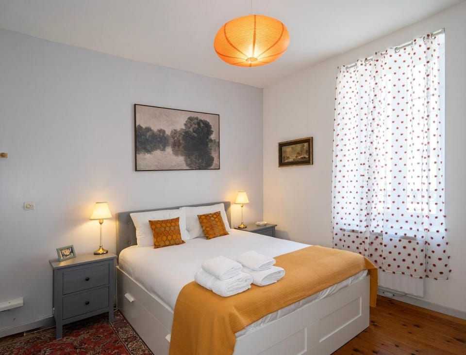 Bed, Photo of the whole room
