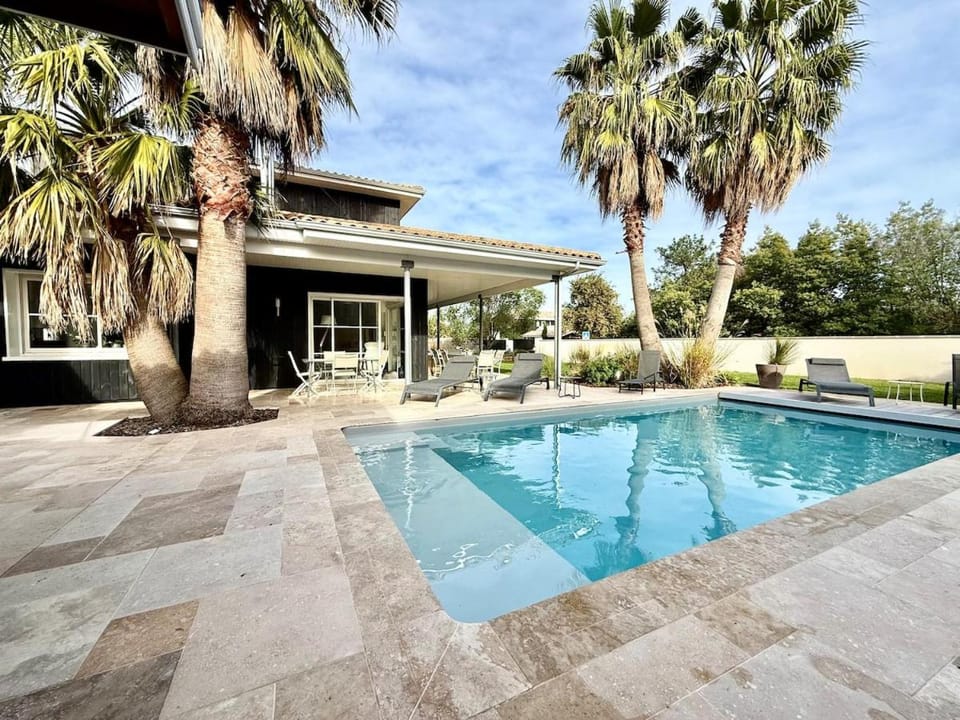 Villa Plain Air piscine chauffée à une minute de l'eau Villa in Gujan-Mestras