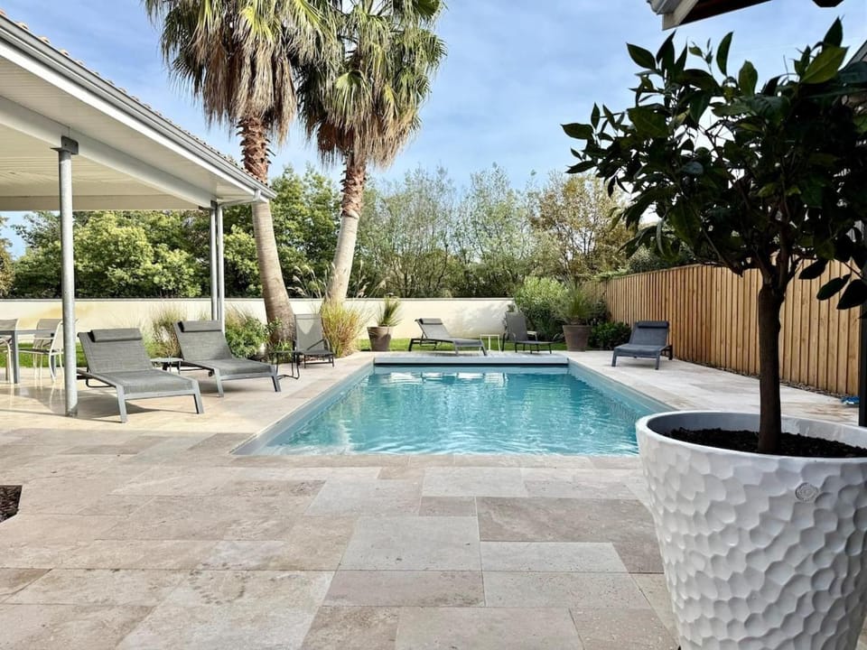 Villa Plain Air piscine chauffée à une minute de l'eau Villa in Gujan-Mestras