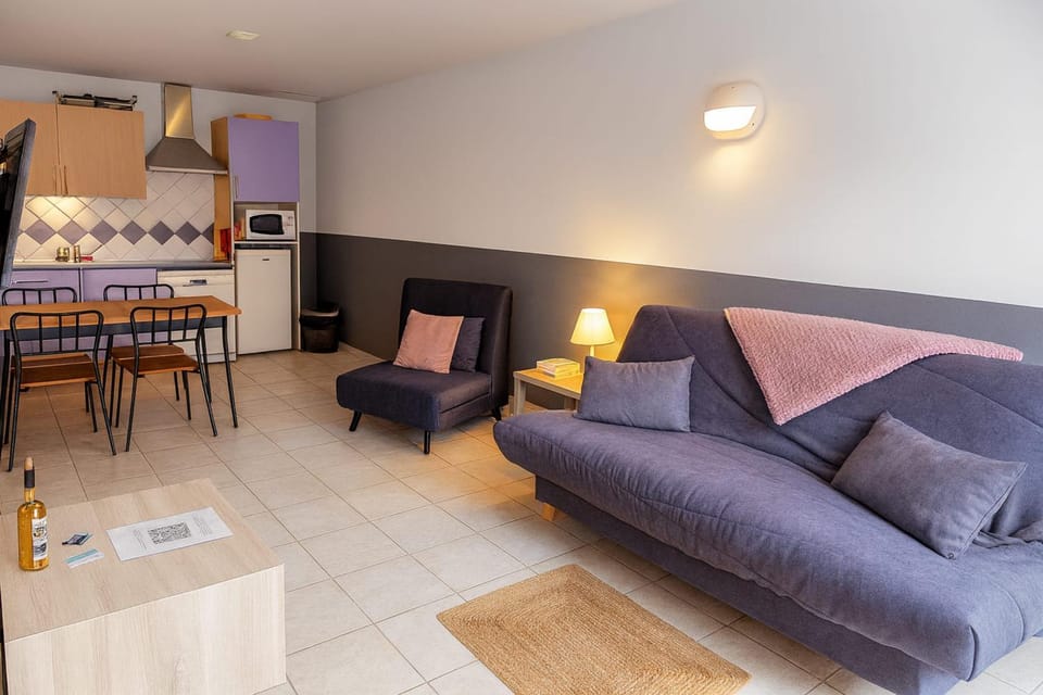 Kitchen or kitchenette, Living room, Dining area, internet