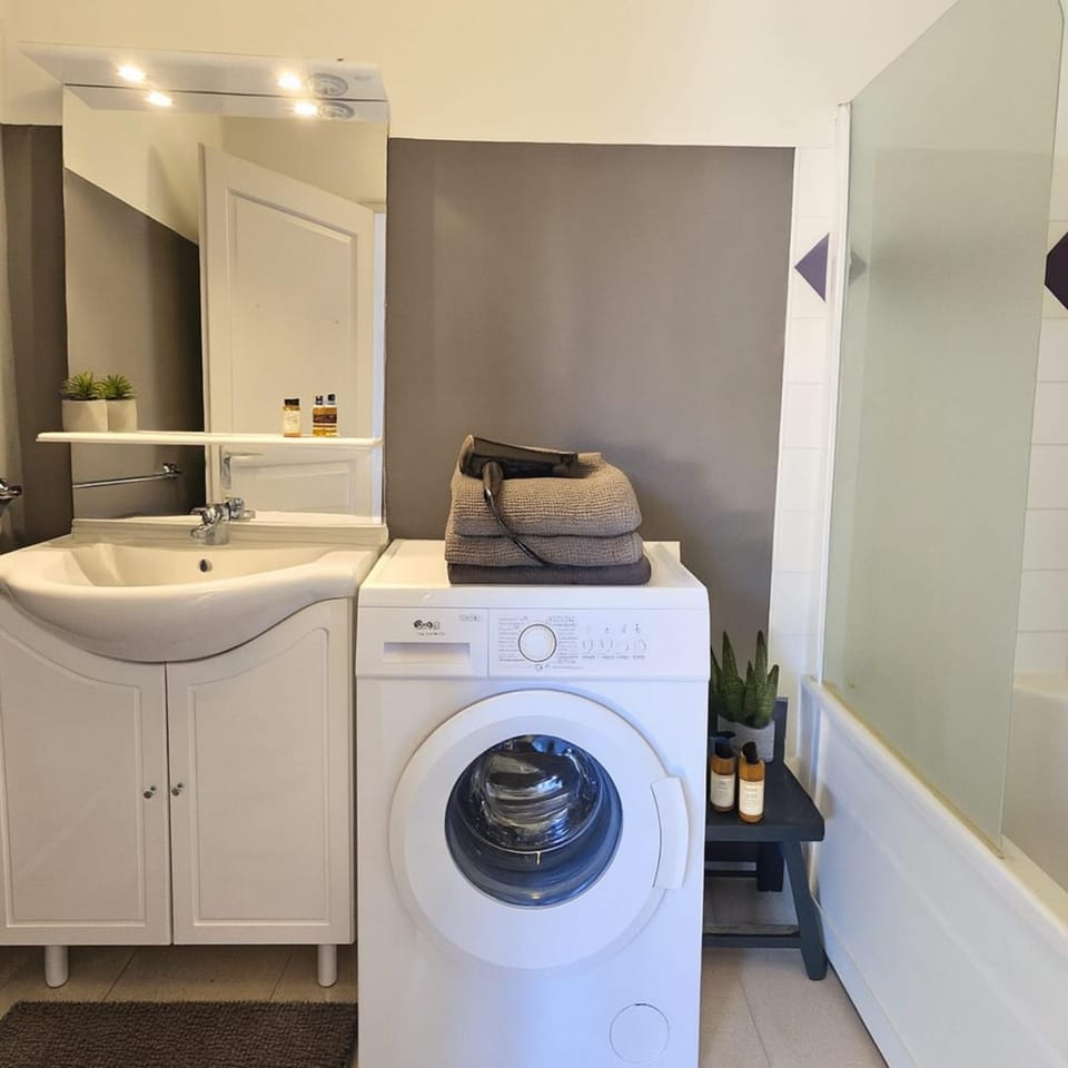 Bathroom, towels, washing machine