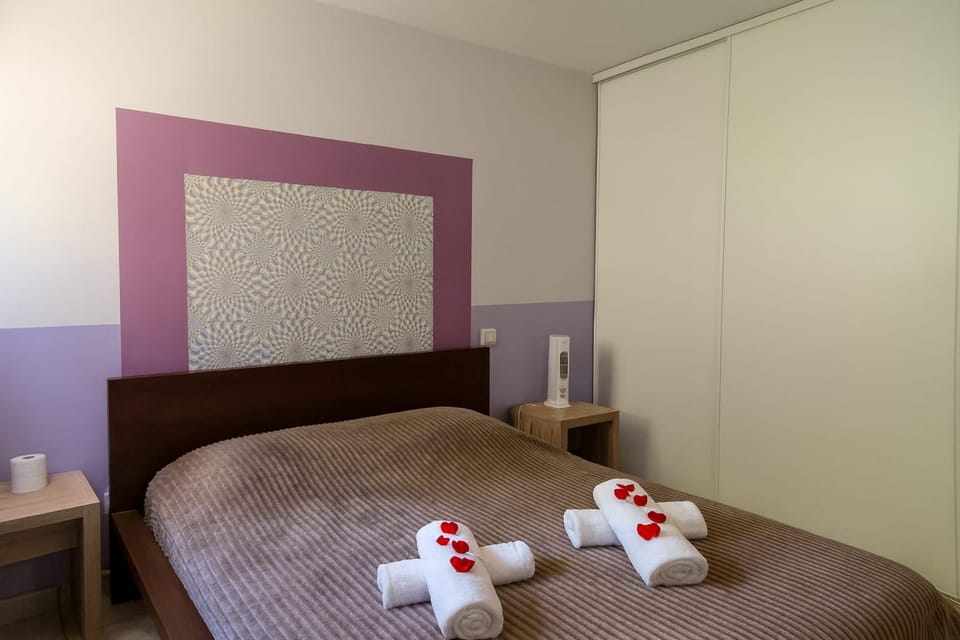 Bed, Photo of the whole room, Bedroom, towels