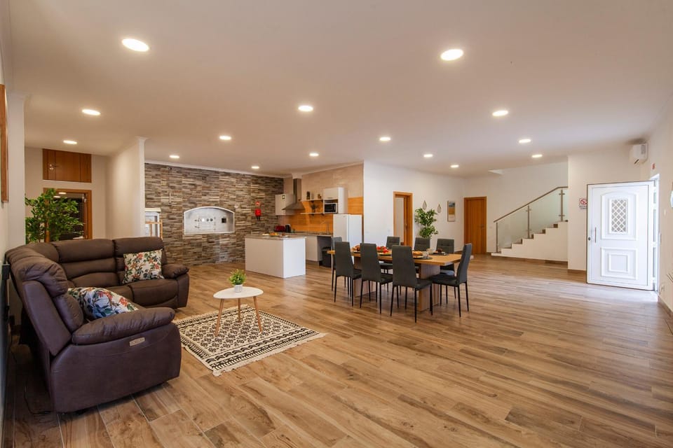 TV and multimedia, Kitchen or kitchenette, Living room, Seating area