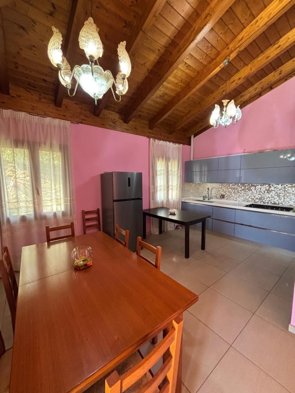 Kitchen or kitchenette, Dining area