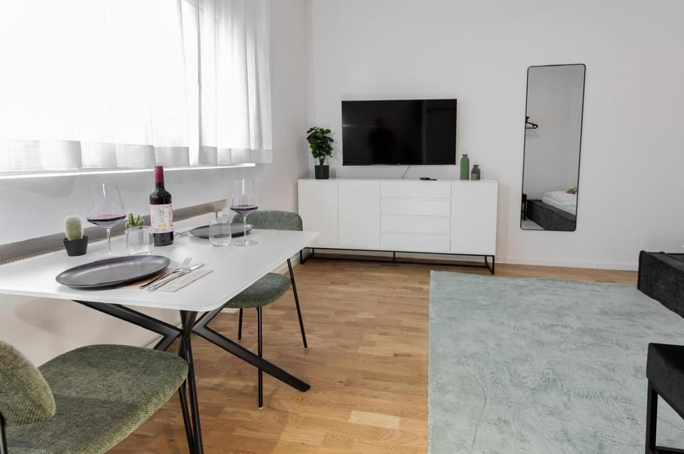 Communal lounge/ TV room, TV and multimedia, Living room, Seating area, Dining area, Evening entertainment