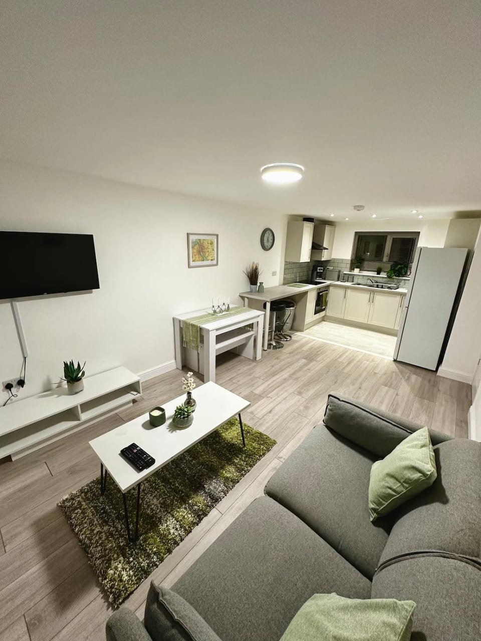 TV and multimedia, Living room, Seating area, Evening entertainment