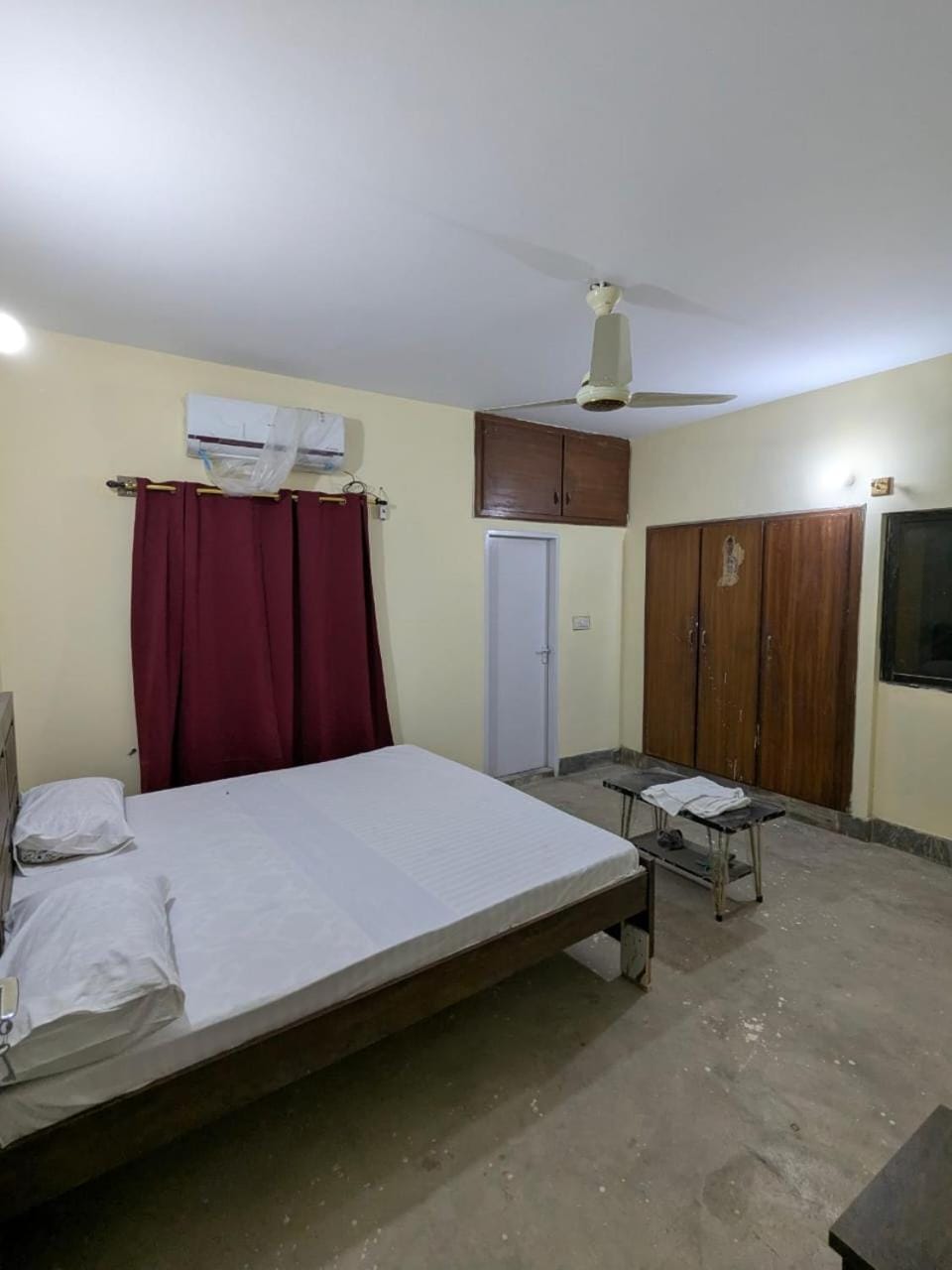 Bed, TV and multimedia, Bedroom, wardrobe, air conditioner
