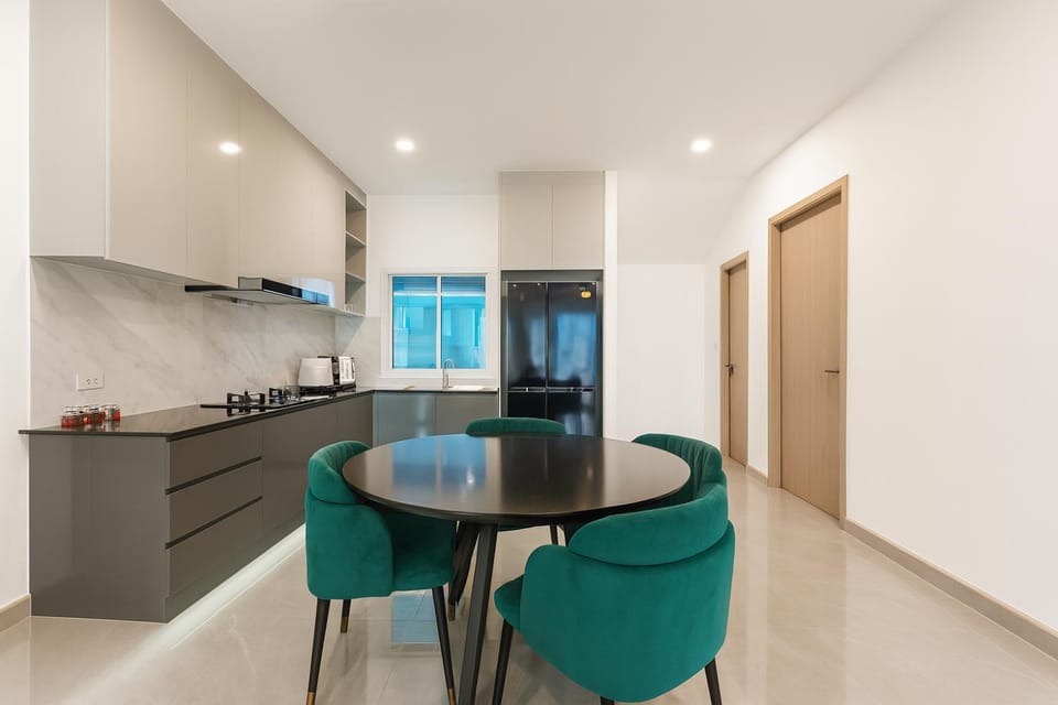 Kitchen or kitchenette, Dining area, minibar, stove