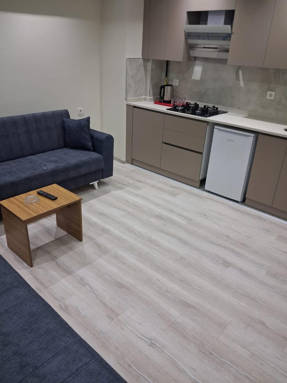 Kitchen or kitchenette, Living room, Seating area, minibar, stove